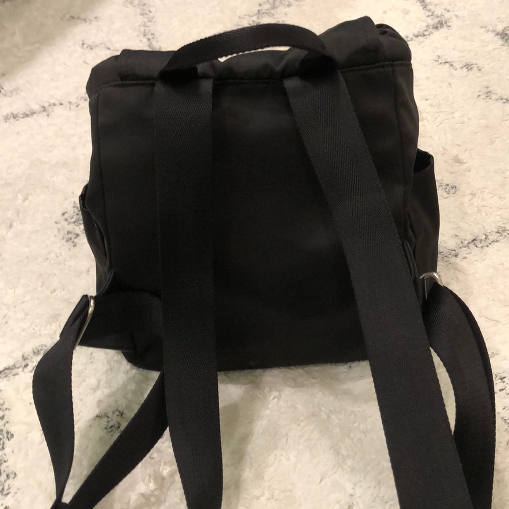 Black back pack - Picture 3 of 3